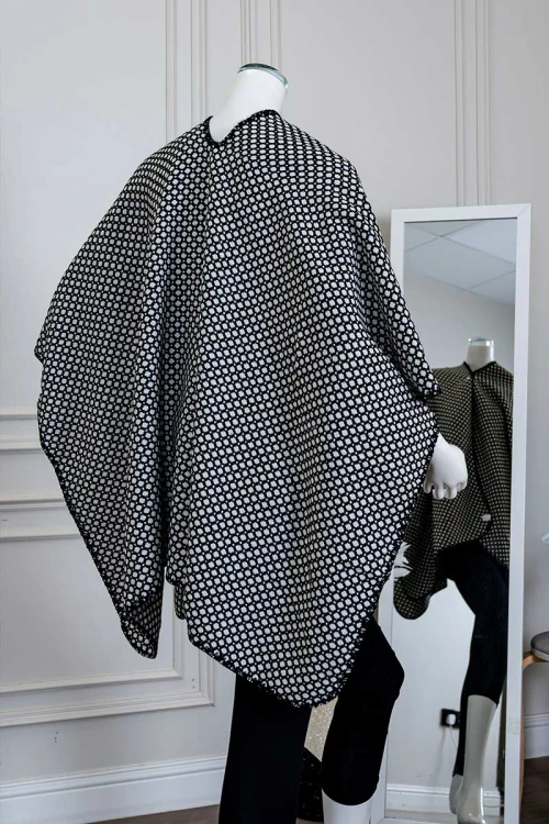 شال شتوي نسائي لون أبيض مزين بخيوط باللون الأسود