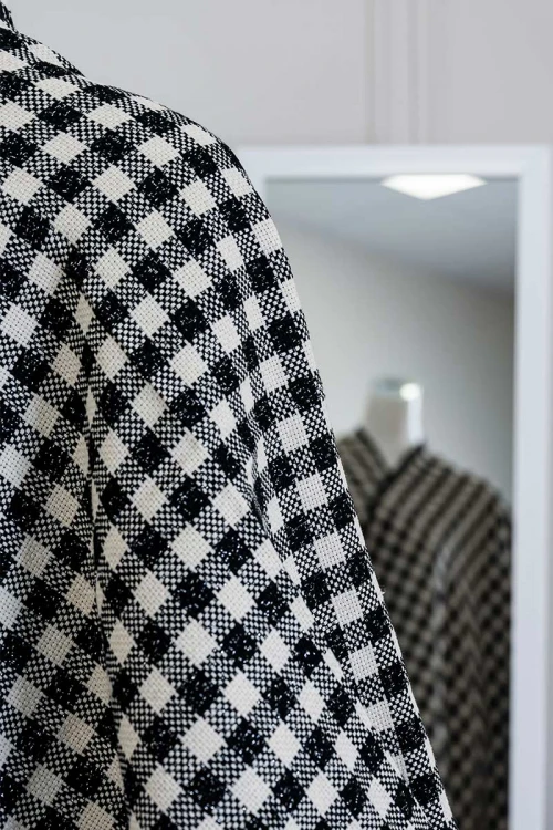 شال شتوي نسائي لون أبيض و أسود على شكل مربعات