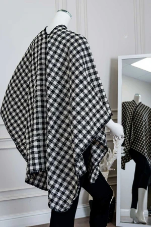 شال شتوي نسائي لون أبيض و أسود على شكل مربعات 