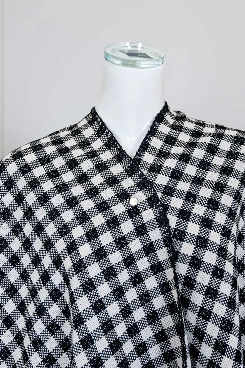 شال شتوي نسائي لون أبيض و أسود على شكل مربعات