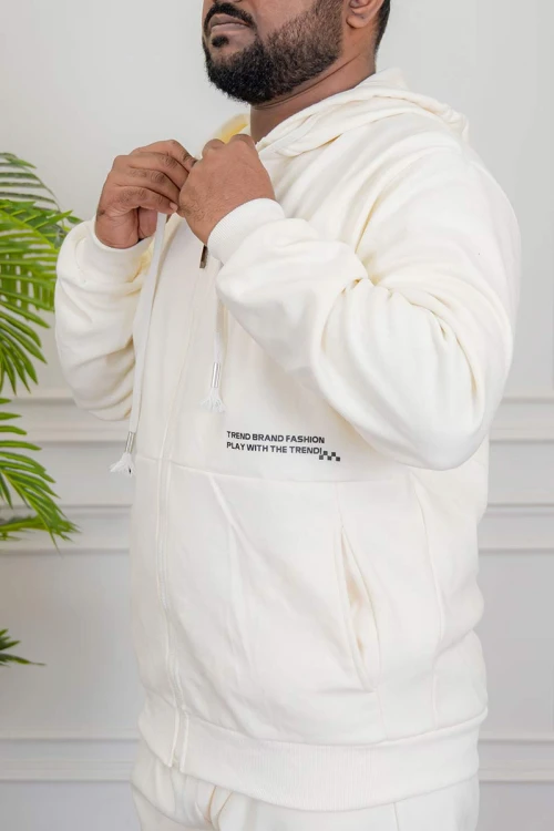 طقم رجالي شتوي قطعتين لون اوف وايت ببلوفر هودي قبعة متصلة برباط و بسحاب و جيوب أمامية مع بنطلون طويل بجيوب من الجانبين