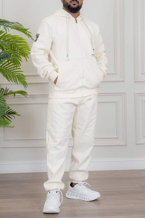 طقم رجالي شتوي قطعتين لون اوف وايت ببلوفر هودي قبعة متصلة برباط و بسحاب و جيوب أمامية مع بنطلون طويل بجيوب من الجانبين
