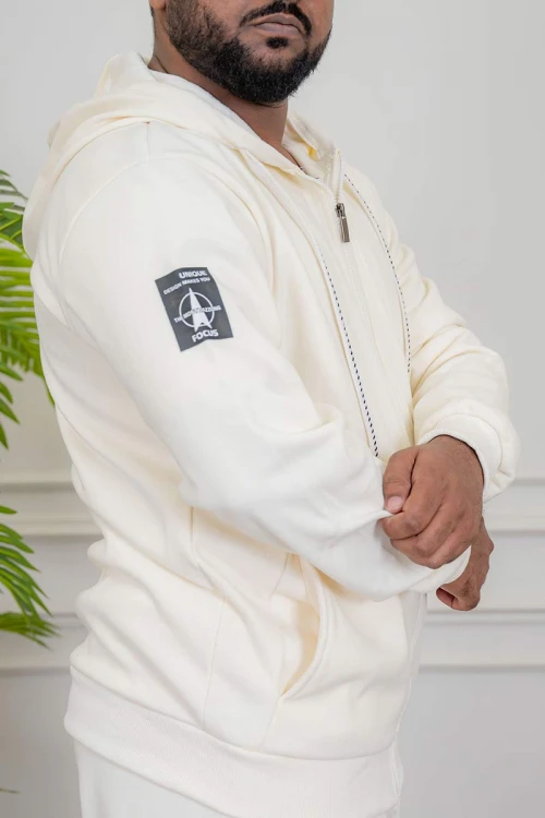 طقم رجالي شتوي قطعتين لون اوف وايت ببلوفر هودي قبعة متصلة برباط و بسحاب و جيوب أمامية مع بنطلون طويل بجيوب من الجانبين