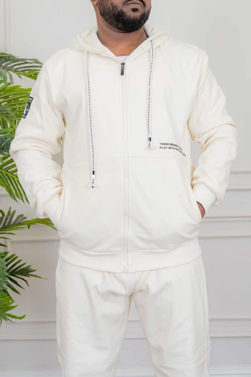 طقم رجالي شتوي قطعتين لون اوف وايت ببلوفر هودي قبعة متصلة برباط و بسحاب و جيوب أمامية مع بنطلون طويل بجيوب من الجانبين