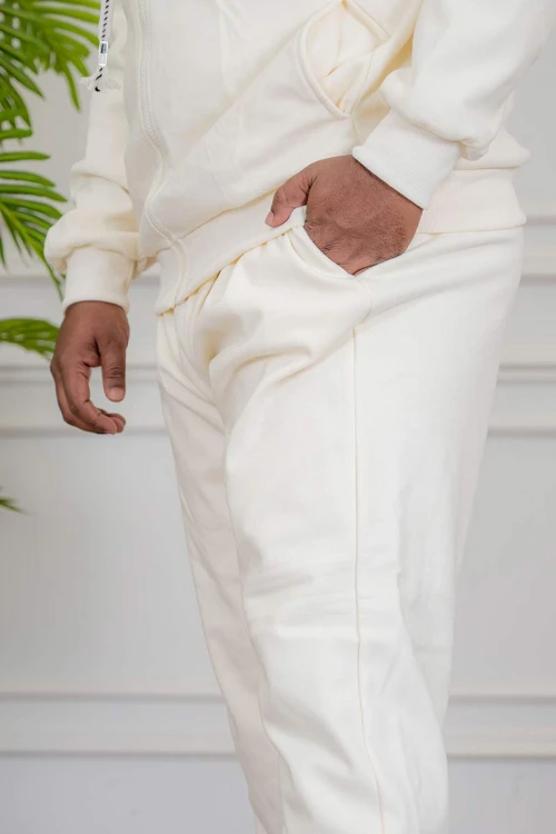 طقم رجالي شتوي قطعتين لون اوف وايت ببلوفر هودي قبعة متصلة برباط و بسحاب و جيوب أمامية مع بنطلون طويل بجيوب من الجانبين