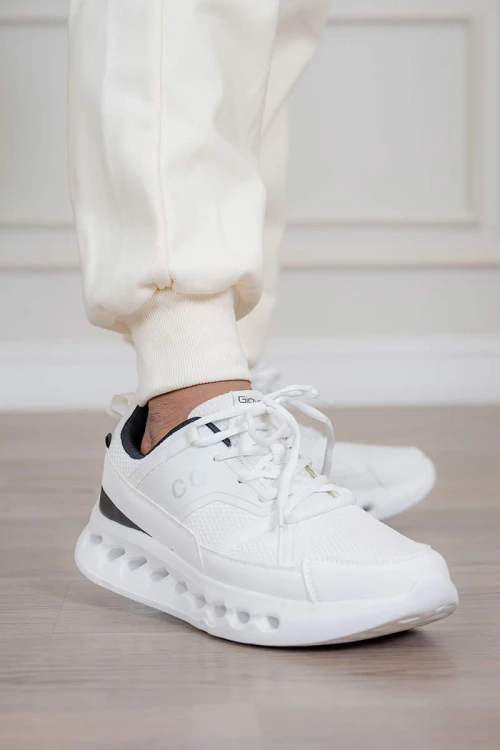 طقم رجالي شتوي قطعتين لون اوف وايت ببلوفر هودي قبعة متصلة برباط و بسحاب و جيوب أمامية مع بنطلون طويل بجيوب من الجانبين