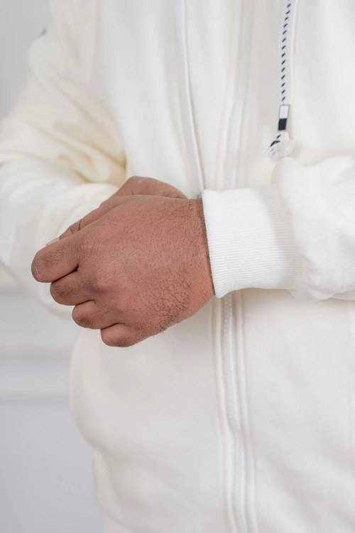 طقم رجالي شتوي قطعتين لون اوف وايت ببلوفر هودي قبعة متصلة برباط و بسحاب و جيوب أمامية مع بنطلون طويل بجيوب من الجانبين