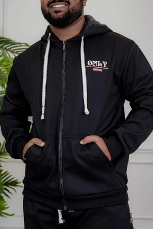 طقم رجالي شتوي قطعتين لون أسود ببلوفر هودي قبعة متصلة برباط و بسحاب و جيوب أمامية مزين بكتابات من الأمام مع بنطلون طويل بجيوب من الجانبين