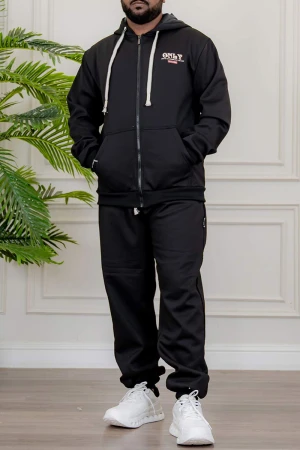 طقم رجالي شتوي قطعتين لون أسود ببلوفر هودي قبعة متصلة برباط و بسحاب و جيوب أمامية مزين بكتابات من الأمام مع بنطلون طويل بجيوب من الجانبين