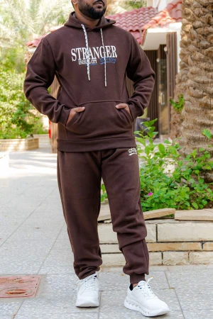 طقم رجالي شتوي قطعتين لون بني ببلوفر هودي قبعة متصلة برباط و جيوب أمامية مزين بكتابات من الأمام مع بنطلون طويل بجيوب من الجانبين