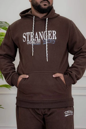 طقم رجالي شتوي قطعتين لون بني ببلوفر هودي قبعة متصلة برباط و جيوب أمامية مزين بكتابات من الأمام مع بنطلون طويل بجيوب من الجانبين