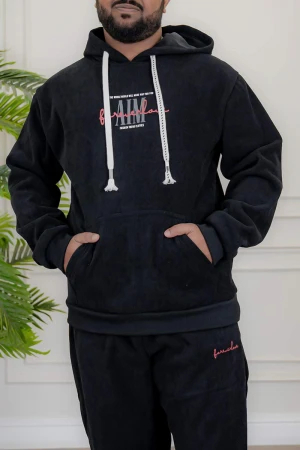 طقم رجالي شتوي قطعتين لون أسود ببلوفر هودي قبعة متصلة برباط و جيوب أمامية مزين بكتابات من الأمام مع بنطلون طويل بجيوب من الجانبين