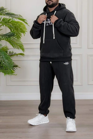 طقم رجالي شتوي قطعتين لون أسود ببلوفر هودي قبعة متصلة برباط و جيوب أمامية مزين بكتابات من الأمام مع بنطلون طويل بجيوب من الجانبين