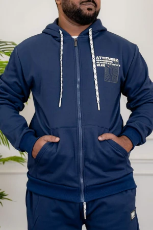 طقم رجالي شتوي قطعتين لون كحلي ببلوفر هودي قبعة متصلة برباط و بسحاب و جيوب أمامية مزين بكتابات من الأمام مع بنطلون طويل بجيوب من الجانبين