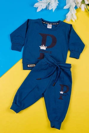 طقم قطعتين ولادي شتوي لون كحلي مزين كتابات من الأمام بأكمام طويلة مع بنطلون طويل برباط في الخصر و زم في الأطراف