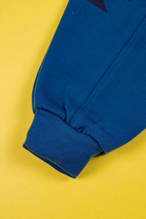 طقم قطعتين ولادي شتوي لون كحلي مزين كتابات من الأمام بأكمام طويلة مع بنطلون طويل برباط في الخصر و زم في الأطراف