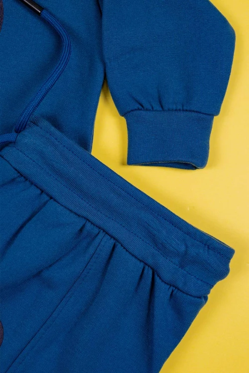 طقم قطعتين ولادي شتوي لون كحلي مزين كتابات من الأمام بأكمام طويلة مع بنطلون طويل برباط في الخصر و زم في الأطراف