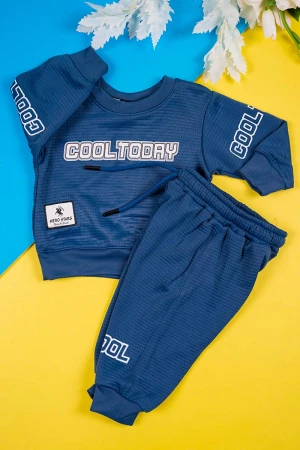 طقم قطعتين ولادي لون كحلي مزين بكتابات بأكمام طويلة مع بنطلون طويل برباط في الخصر و زم في الأطراف