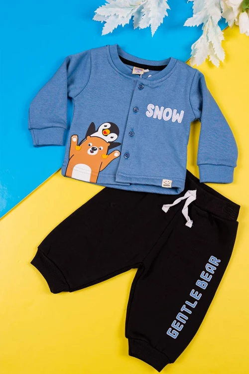 طقم-قطعتين-ولادي-بلوزة-لون-سماوي-مزينة-برسومات-و-كتابات-بأزرار-من-الأمام