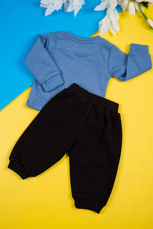 طقم-قطعتين-ولادي-بلوزة-لون-سماوي-مزينة-برسومات-و-كتابات-بأزرار-من-الأمام