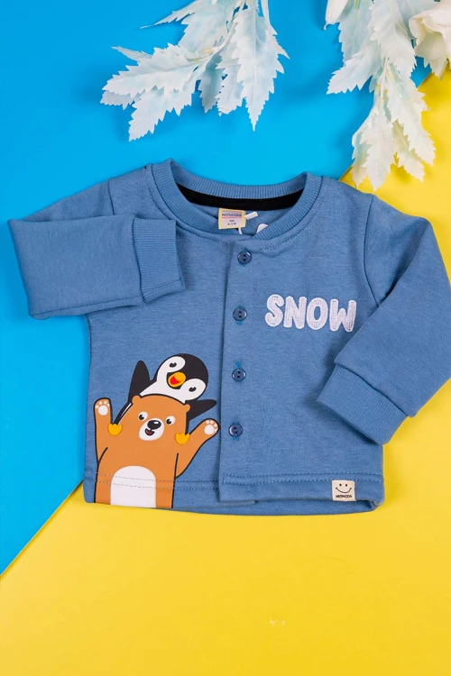 طقم-قطعتين-ولادي-بلوزة-لون-سماوي-مزينة-برسومات-و-كتابات-بأزرار-من-الأمام