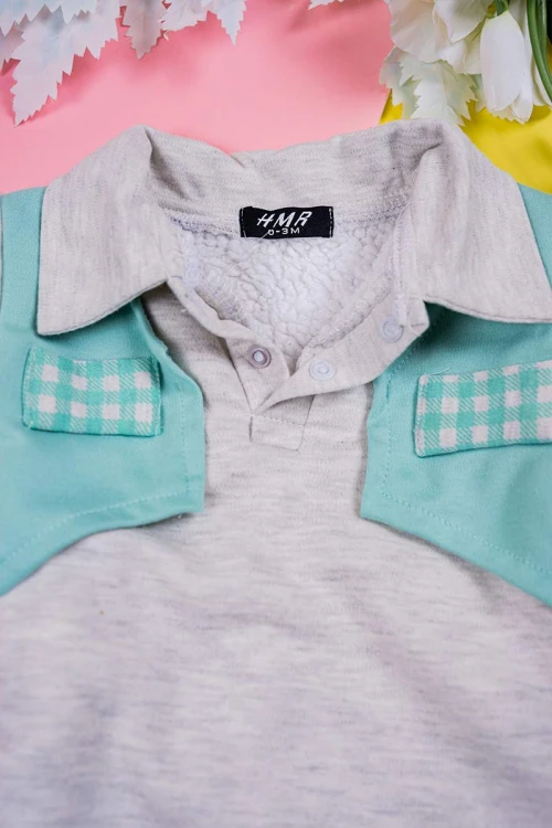 بربتوز أطفال لون رمادي و تفاحي ياقة مطوية بأزرار من الأمام و الأسفل و بأكمام طويلة