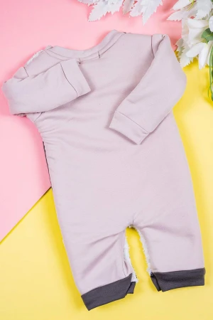 بربتوز أطفال شتوي مبطن لون رمادي غامق و اوف وايت مزين برسومات من الأمام ياقة دائرية بأزرار من الكتف و الأسفل و بأكمام طويلة