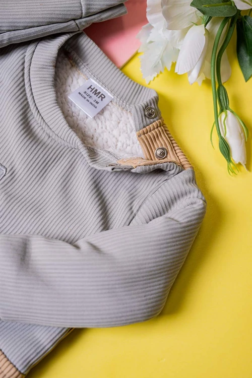 بربتوز-أطفال-شتوي-مبطن-لون-رمادي-و-بيج-مزين-برسومات-