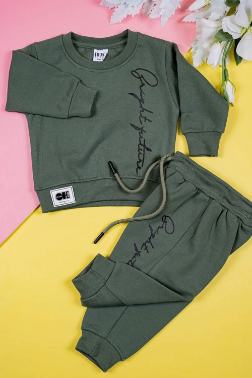 طقم-قطعتين-ولادي-لون-زيتي-بلوزة-مزينة-بكتابات-من-الأمام-