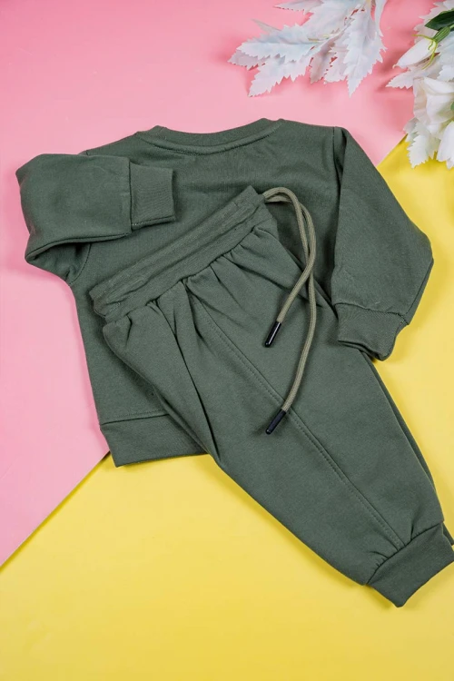 طقم-قطعتين-ولادي-لون-زيتي-بلوزة-مزينة-بكتابات-من-الأمام-