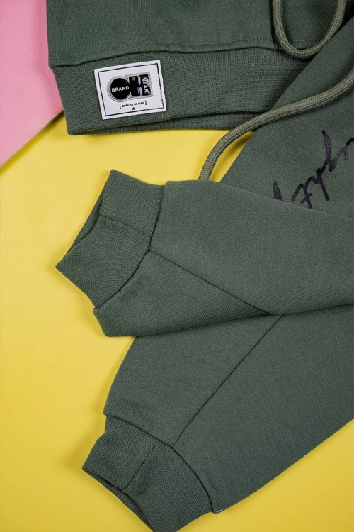 طقم-قطعتين-ولادي-لون-زيتي-بلوزة-مزينة-بكتابات-من-الأمام-