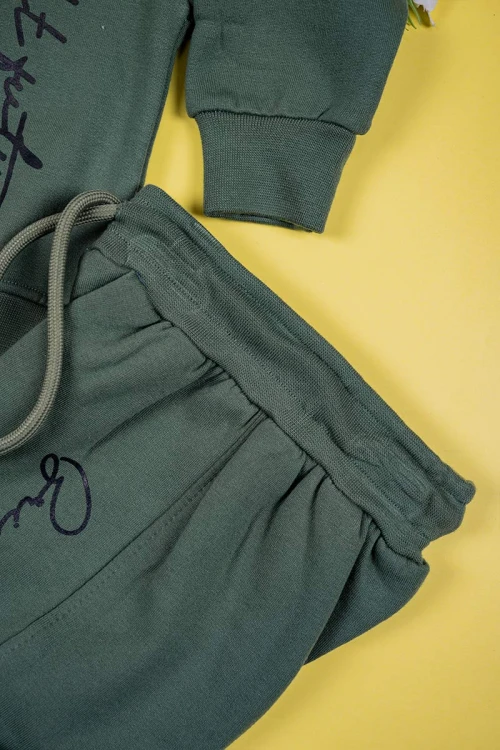 طقم-قطعتين-ولادي-لون-زيتي-بلوزة-مزينة-بكتابات-من-الأمام-