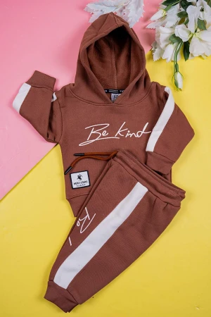 طقم قطعتين ولادي لون بني مقلم باللون البيج الفاتح من الجانبين هودي بقبعة متصلة مزينة بكتابات من الأمام و بأكمام طويلة مع بنطلون طويل برباط في الخصر و زم في الأطراف