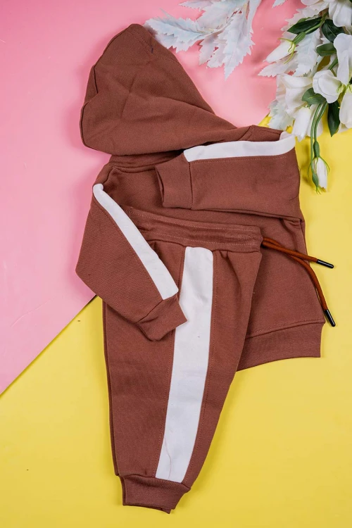 طقم-قطعتين-ولادي-لون-بني-مقلم-باللون-البيج-الفاتح-