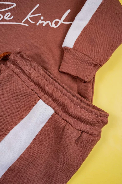 طقم-قطعتين-ولادي-لون-بني-مقلم-باللون-البيج-الفاتح-