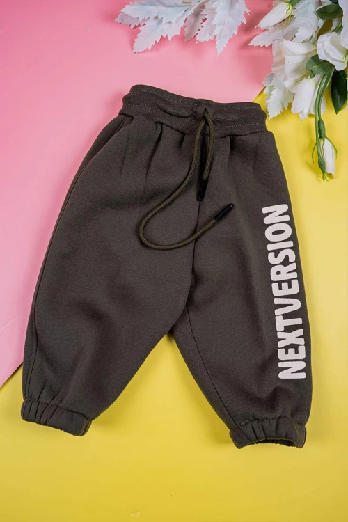 طقم-قطعتين-ولادي-لون-زيتي-بلوزة-مزينة-بكتابات-من-الأمام-و-الخلف