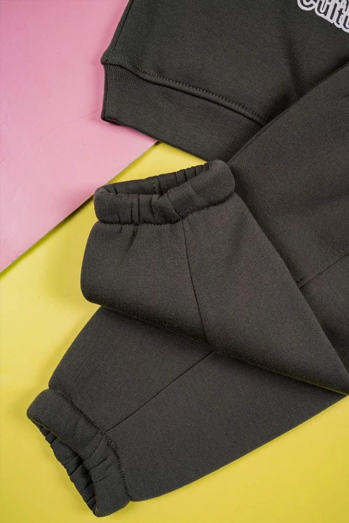 طقم-قطعتين-ولادي-لون-زيتي-بلوزة-مزينة-بكتابات-من-الأمام-و-الخلف