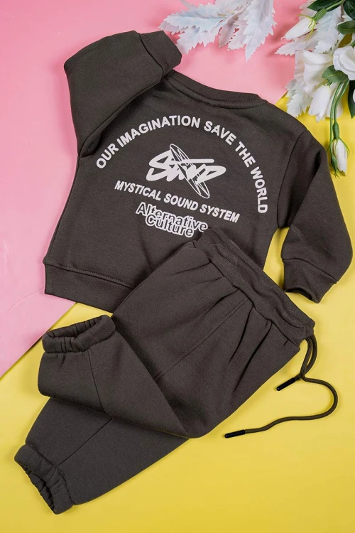 طقم-قطعتين-ولادي-لون-زيتي-بلوزة-مزينة-بكتابات-من-الأمام-و-الخلف