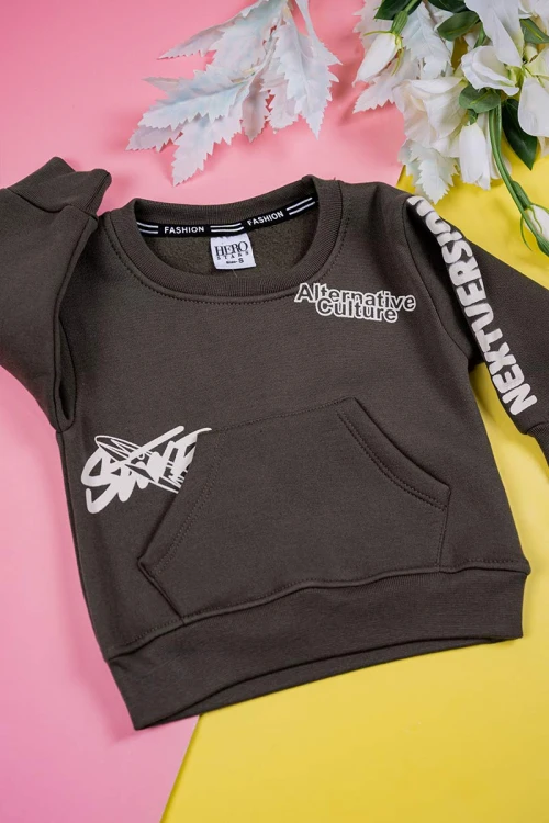 طقم-قطعتين-ولادي-لون-زيتي-بلوزة-مزينة-بكتابات-من-الأمام-و-الخلف