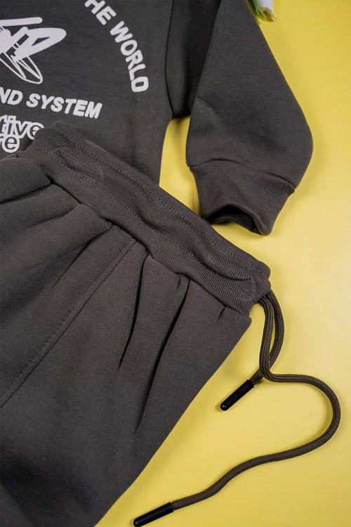 طقم-قطعتين-ولادي-لون-زيتي-بلوزة-مزينة-بكتابات-من-الأمام-و-الخلف