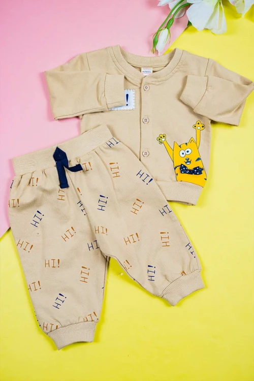 طقم-قطعتين-ولادي-لون-بيج-بلوزة-مزينة-بكتابات-ورسومات-