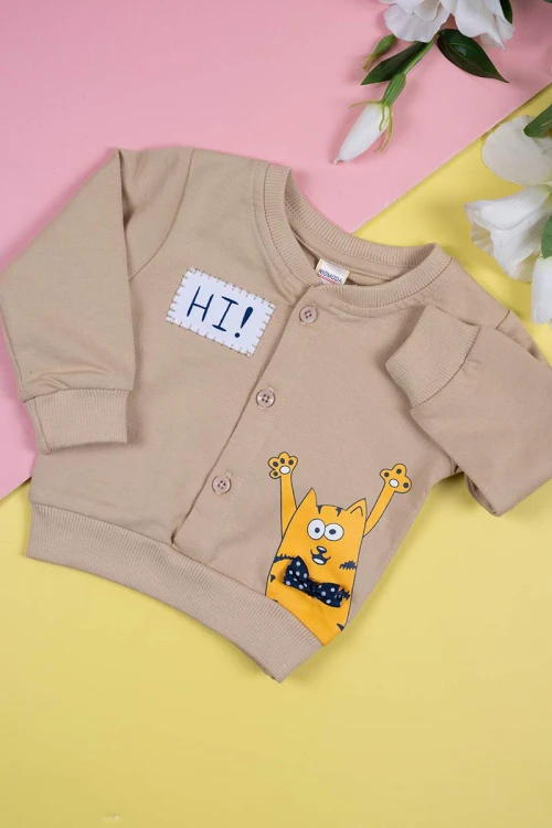 طقم-قطعتين-ولادي-لون-بيج-بلوزة-مزينة-بكتابات-ورسومات-