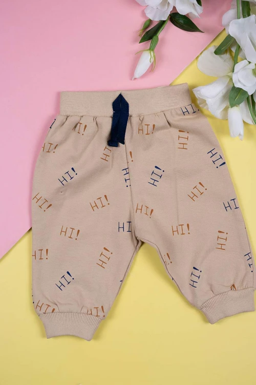 طقم-قطعتين-ولادي-لون-بيج-بلوزة-مزينة-بكتابات-ورسومات-