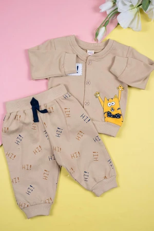 طقم قطعتين ولادي لون بيج بلوزة مزينة بكتابات ورسومات و أزرار من الأمام و بأكمام طويلة مع بنطلون طويل برباط في الخصر و زم في الأطراف