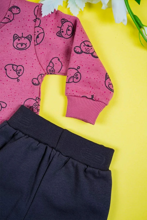 طقم-قطعتين-مواليد-بلوزة-لون-وردي-مزين-برسومات-