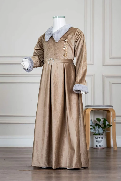 فستان-بناتي-طويل-متعدد-الألوان-مزين-بالفرو-في-الياقة-