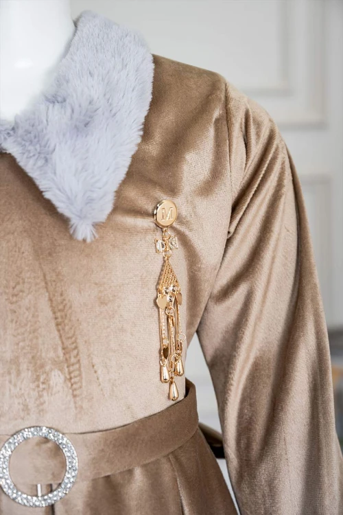 فستان-بناتي-طويل-متعدد-الألوان-مزين-بالفرو-في-الياقة-