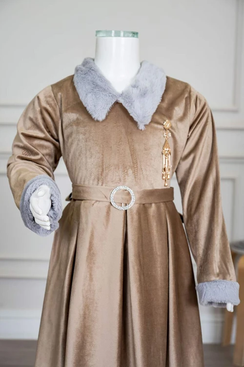 فستان-بناتي-طويل-متعدد-الألوان-مزين-بالفرو-في-الياقة-