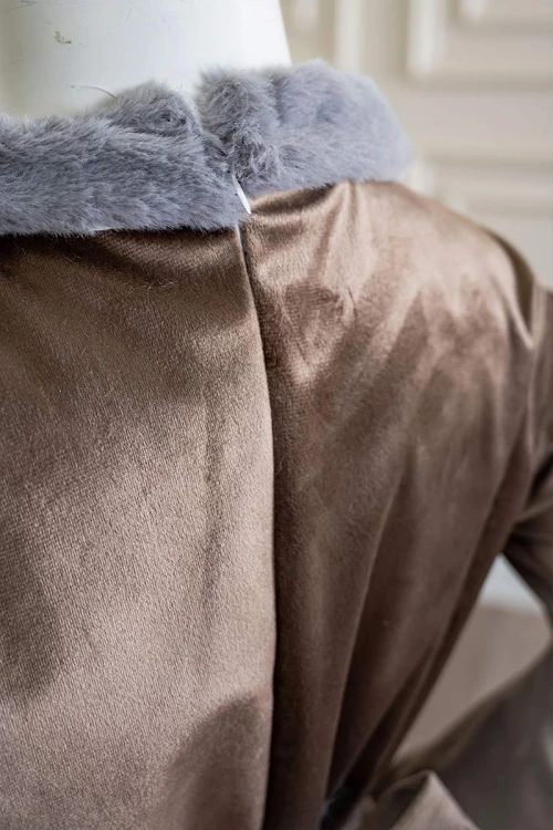 فستان-بناتي-طويل-متعدد-الألوان-مزين-بالفرو-في-الياقة-