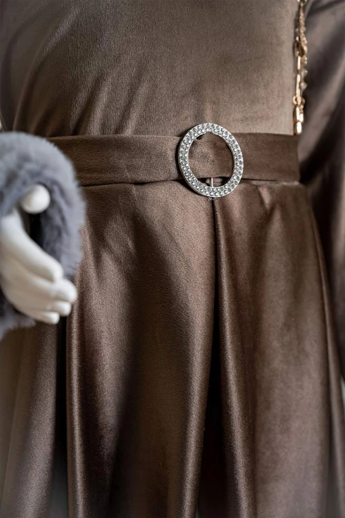 فستان-بناتي-طويل-متعدد-الألوان-مزين-بالفرو-في-الياقة-